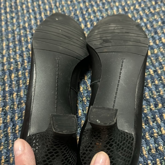 Mezzo by Vaneli leather cap toe pumps with kitten heels. Size 7.5 M. EUC - Picture 6 of 7